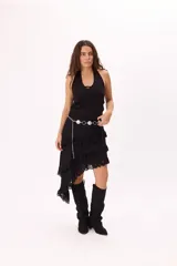 Top halter blanco de punto, con escote en V y detalle cut-out en el centro.