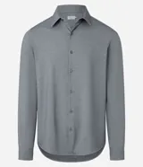 Camisa de manga larga color celeste, corte slim fit, con cuello inglés y cierre frontal de botones.