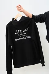 Canguro negro con capucha, cordones ajustables y bolsillo tipo canguro. Estampado frontal con el logo de la marca 'Brokers Wear' y la frase 'Good Time Makers'.