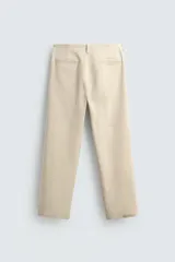 Pantalón chino regular fit de color negro, confeccionado en tejido de algodón. Cuenta con bolsillos frontales, detalle de bolsillo cerillero, bolsillos traseros de doble vivo y cierre frontal con cremallera y botón.