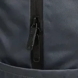 Mochila gris oscuro Caterpillar modelo Voyager Backpack, con patrón de rombos sutiles, bolsillo frontal con cierre vertical, bolsillos laterales y el logo de la marca en amarillo.
