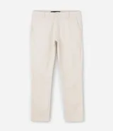 Pantalón masculino de corte skinny confeccionado en sarga de algodón con elastano. Presenta cierre frontal con botón y cremallera, cintura con trabillas y bolsillos laterales y traseros.