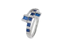 Anillo de plata 925 con diseño entrelazado, adornado con zafiros y circonitas.