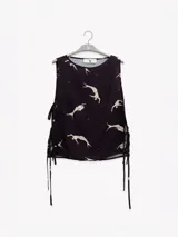 Musculosa marrón con estampado animal print, de corte holgado y lazos laterales ajustables.