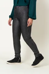 Pantalón legging negro con estampado geométrico plateado, de tiro alto y calce ajustado.