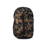 Mochila Converse con estampado de camuflaje en tonos marrones, verdes y negros. Cuenta con un compartimento principal con cierre, un bolsillo frontal con cierre y cordones elásticos cruzados, y dos bolsillos laterales de malla. Tiene correas acolchadas ajustables y logo de Converse en el frente.