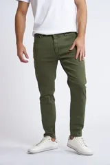 Pantalón tipo jean de corte skinny, color verde militar, con diseño clásico de cinco bolsillos, cierre de cremallera y botón.