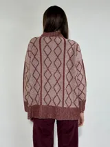 Sweater de lana con diseño de rombos en relieve, cuello redondo y puños acanalados en color gris y azul.