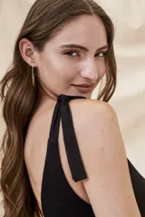 Vestido largo negro de morley con breteles finos con nudo y escote en V.