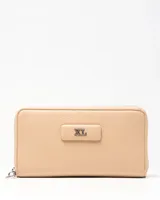 Billetera Edita de símil cuero color beige, con cierre perimetral y aplique metálico frontal con las iniciales XL.