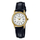 Reloj analógico Casio con caja de acero inoxidable con baño dorado, esfera blanca con números arábigos y visor de fecha, y correa de cuero negro con textura de cocodrilo.