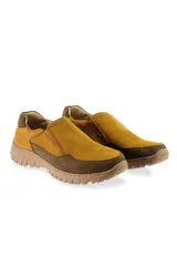 Mocasines de cuero tostado y marrón oscuro, sin cordones, con paneles elásticos laterales y suela dentada de goma.