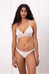 Bombacha tipo vedetina de algodón con doble tejido delantero y trasero, diseñada sin costuras visibles para mayor comodidad y suavidad.