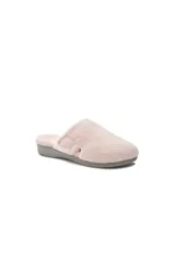 Pantuflas tipo mule de tela de rizo color rosado, con cierre ajustable de velcro en el empeine y suela de goma gris con soporte biomecánico.