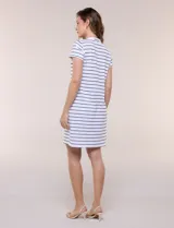 Vestido corto de corte recto y diseño a rayas horizontales, con escote tipo polo con cierre frontal parcial y mangas cortas.