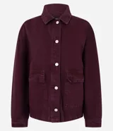 Camisa tipo overshirt de sarga color bordó, con cuello polo, mangas largas y cierre frontal con botones metálicos. Presenta dos bolsillos delanteros aplicados y un corte holgado estilo oversized.