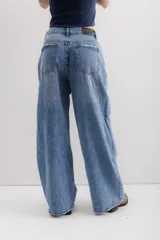 Pantalón de jean celeste de corte ancho.