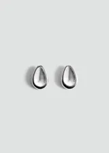 Pendientes de bisutería en color plateado, con diseño en forma de gota abovedada y acabado brillante.