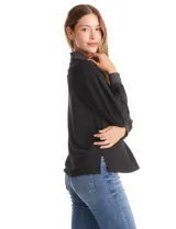 Buzo de modal color negro con cuello solapa y escote en V con botones a presión. Presenta mangas largas con puños elastizados y detalles de textura en el cuello y puños.