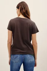 Remera de algodón marrón oscuro con estampa frontal que presenta un leopardo y la inscripción en tono fucsia.