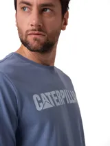 Remera de manga corta color azul con estampado del logo de la marca Caterpillar en el pecho. Presenta cuello redondo y corte clásico.