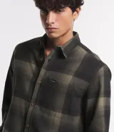 Camisa de franela a cuadros en tonos de azul marino y gris oscuro, con corte regular, manga larga, cuello camisero, cierre frontal de botones y un bolsillo en el pecho.