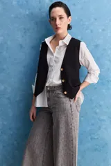 Jean wide leg de tiro alto con calce amplio y pierna ancha, de color celeste con lavado clásico. Presenta diseño de cinco bolsillos y cierre frontal con botón y cremallera.