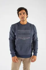 Buzo de cuello redondo color azul marino con efecto jaspeado. Presenta un diseño gráfico con texto en relieve en el centro del pecho, puños y cintura acanalados, y un corte regular.