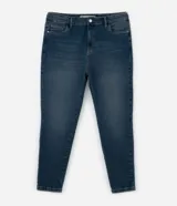 Pantalón de jeans skinny con lavado dirty, tiro alto, trabillas, cierre tradicional con botón interno para ajuste y bolsillos.
