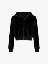 Campera con capucha de terciopelo negro, con cierre frontal completo y puños y cintura acanalados.