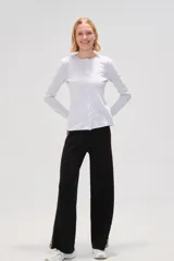 Cardigan de algodón color gris melange, con cuello redondo, cierre frontal con botones y mangas largas.