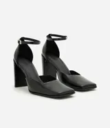 Zapato de taco alto Satinato, color negro, con puntera cuadrada, taco bloque y tira ajustable en el tobillo con hebilla metálica.