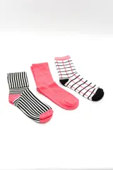 Pack de tres pares de medias estilo crew con diferentes diseños: un par liso en color rosado, un par con rayas verticales y horizontales en blanco y negro con detalles rosados, y un par con estampado a cuadros.