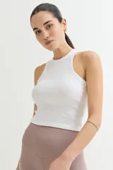 Musculosa negra corta, con cuello alto y corte ajustado.