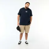 Bermuda de punto piqué color beige, de corte relajado, con bolsillos cargo con solapa en los laterales y cordón ajustable en la cintura.
