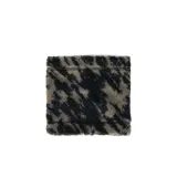 Cuello térmico de tejido polar con diseño estampado en tonos oscuros y tierra. Accesorio versátil para proteger el cuello del frío.