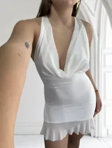 Vestido corto blanco de fiesta, con escote drapeado y espalda descubierta.