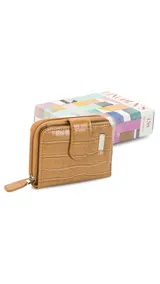 Billetera corta de símil cuero color tostado con textura tipo cocodrilo. Cuenta con cierre de presilla con broche a presión, compartimento posterior con cierre y placa metálica decorativa con logo.