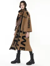 Tapado marrón con estampado de letras negras, de corte recto y mangas anchas.