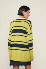 Top de punto de manga larga, largo medio, con escote en V profundo y cuello polo contrastante. Presenta bajo y puños acanalados.