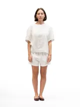 Short de lino color negro, con cintura elástica y bolsillos laterales, de diseño holgado y cómodo.