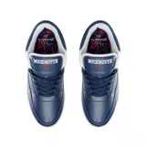 Championes de skate éS modelo Evant x Tiribo, con diseño de paneles en cuero azul y blanco. Presenta detalles en rojo en los ojales, el logo lateral y la suela. Cuenta con suela de goma plana y cierre de cordones.