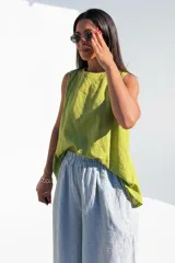 Blusa sin mangas de lino color verde lima, con cuello redondo y corte holgado con caída fluida.