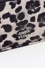 Neceser de estructura blanda con estampado animal print de leopardo en tonos gris y negro. Posee doble cierre de cremallera plateada y logo metálico de Bimba y Lola en el frente.