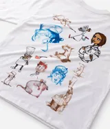 Remera de corte boxy color blanco, con cuello redondo y manga corta. Presenta un estampado artístico en la espalda con diversos personajes y elementos de la película Ratatouille.