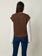 Remera marrón de manga corta con cuello redondo y diseño liso.