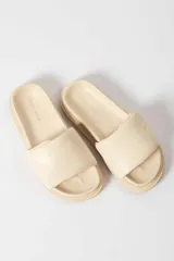 Sandalia tipo slide color fucsia, con suela track de plataforma y tira ancha acolchada en el empeine.