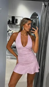 Vestido corto de lurex brillante con diseño ajustado, escote halter pronunciado y falda con volados en el ruedo.