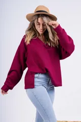 Sweater de punto color marrón con cuello en V y mangas largas.