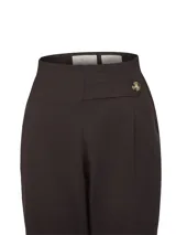 Pantalon de vestir marrón de corte recto y tiro alto, confeccionado con fibras recicladas. Presenta pretina limpia con detalle de botón lateral decorativo y cierre invisible.